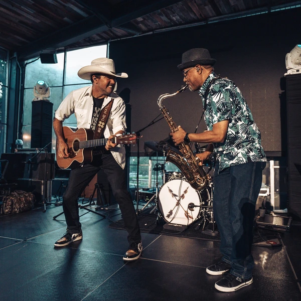 Ray Johnston live jamming with sax player