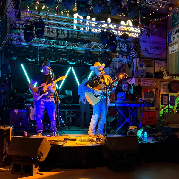 Pete Schlegel performing