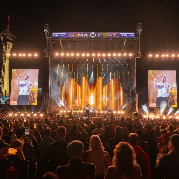 image of crowd at an event
