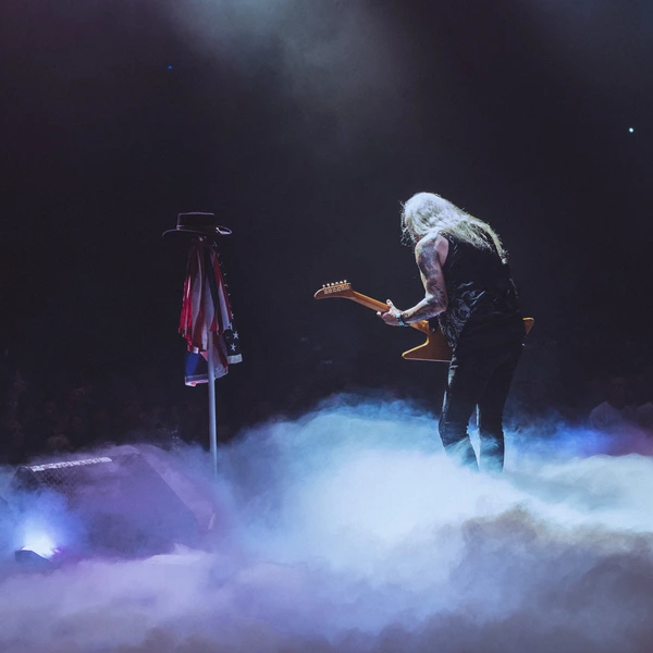 Medlock performing a tribute to Ronnie Van Zant