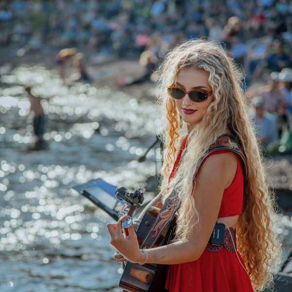 Sydney Hansen performing